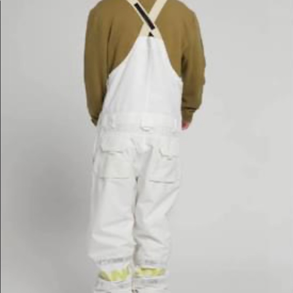 Men’s Burton bib snow pants brand new never worn injured before season.